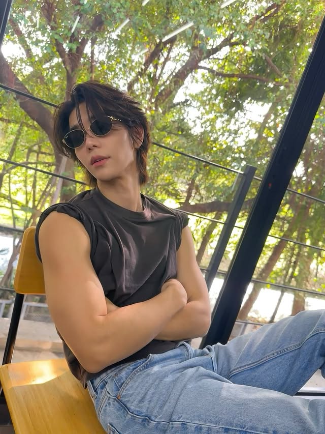 Instagram post by @jeffsatur for Ray-Ban. Caption reads: Timeless style with @rayban ​
 #RayBan....