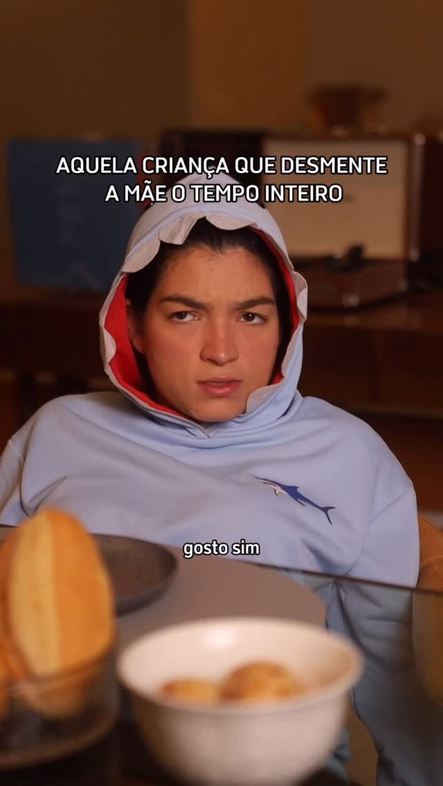 Instagram post by @larasantana for Cacau Show. Caption reads: A cara da mãe 🤡

A quantidade que comeu, beleza…....