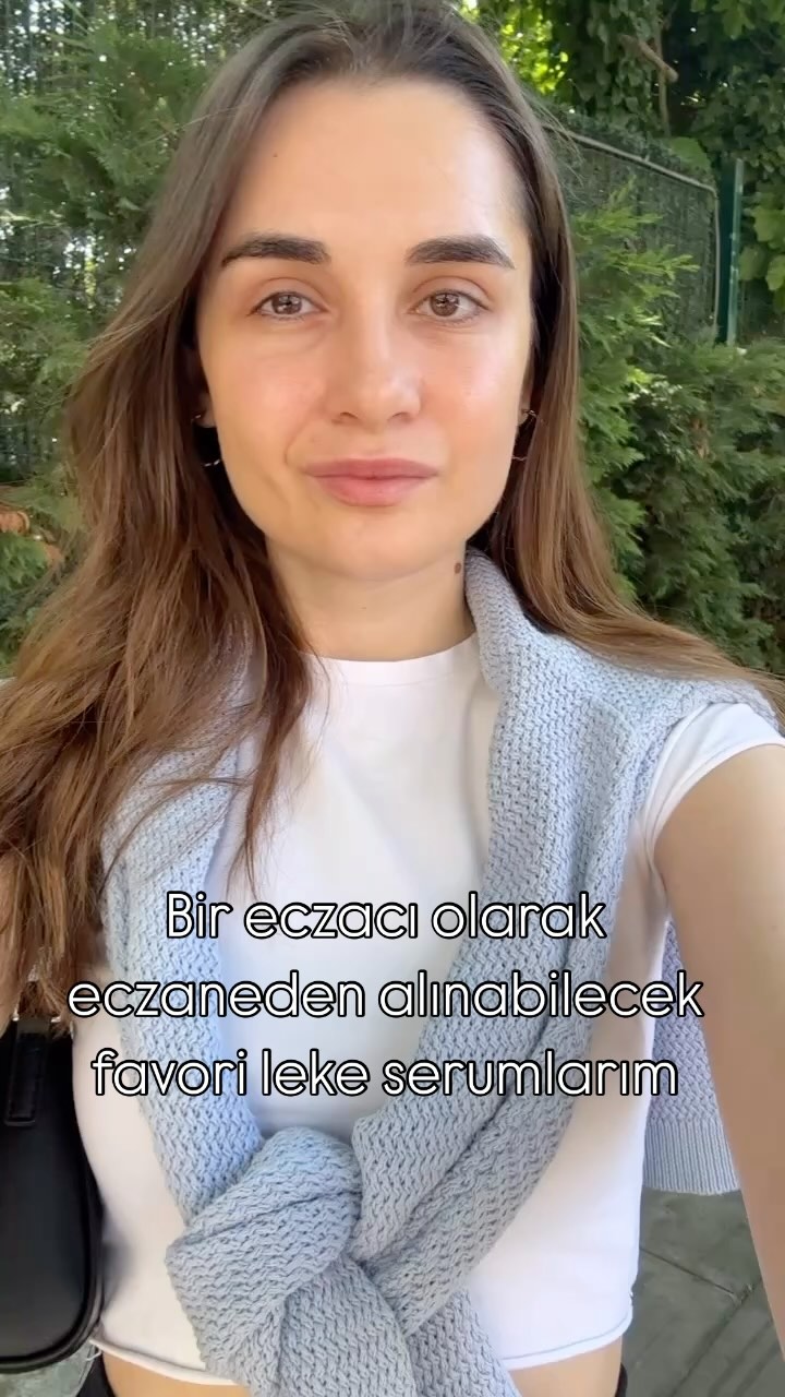 Instagram post by @zeyinhealth for Vichy Laboratoires. Caption reads: Eczaneye leke için gelen birisine verebileceğin....