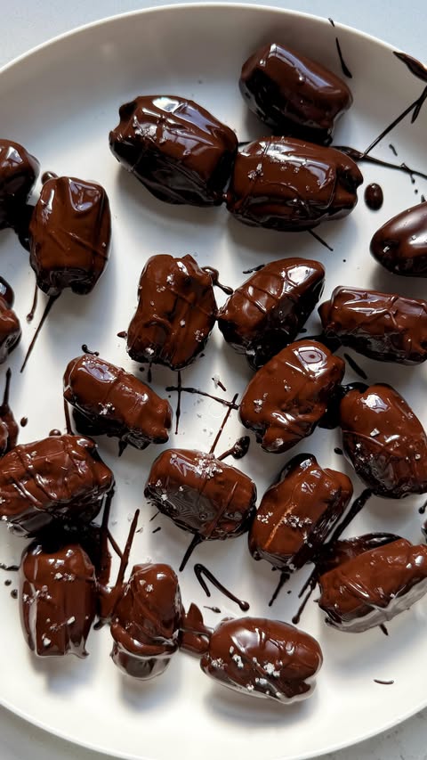 Instagram post by @rachlmansfield for Perfect Bar. Caption reads: 3-INGREDIENT CHOCOLATE CARAMEL DATES!!🍫🙌🏻the....