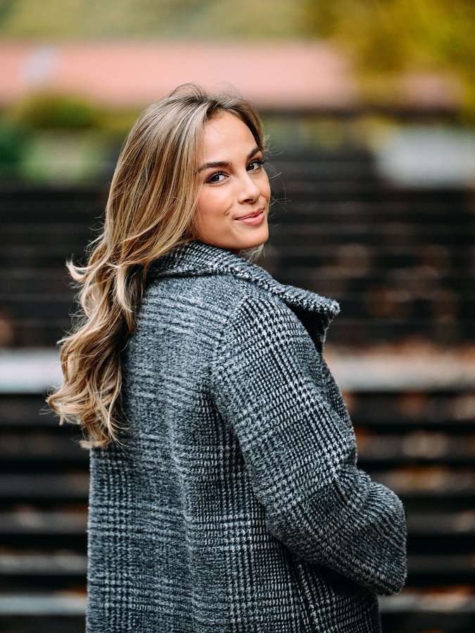 Instagram post by @tyrabarada for s.Oliver. Caption reads: [...] get prettier every year? 🍁🤭

Coat:....