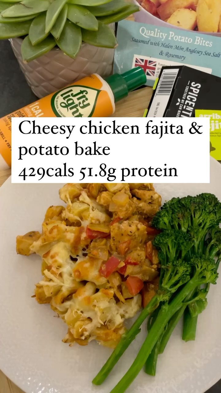 Instagram post by @yazs_ccworld for Spicentice. Caption reads: Cheesy chicken fajita & potato bake ✨
429 cals....