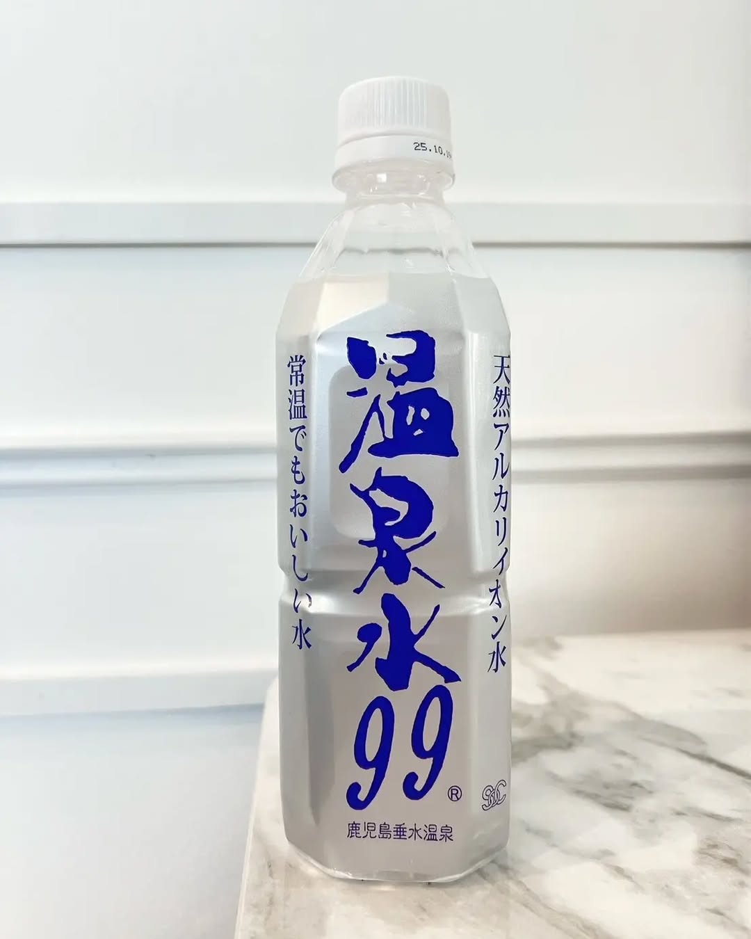 Instagram post by @mikaofficial99 for 温泉水99 ミネラルウォーター. Caption reads: 大好きな【温泉水99】
超軟水なので、まろやかですいすいゴクゴク飲めます。すーっと体に入っていく感じ....