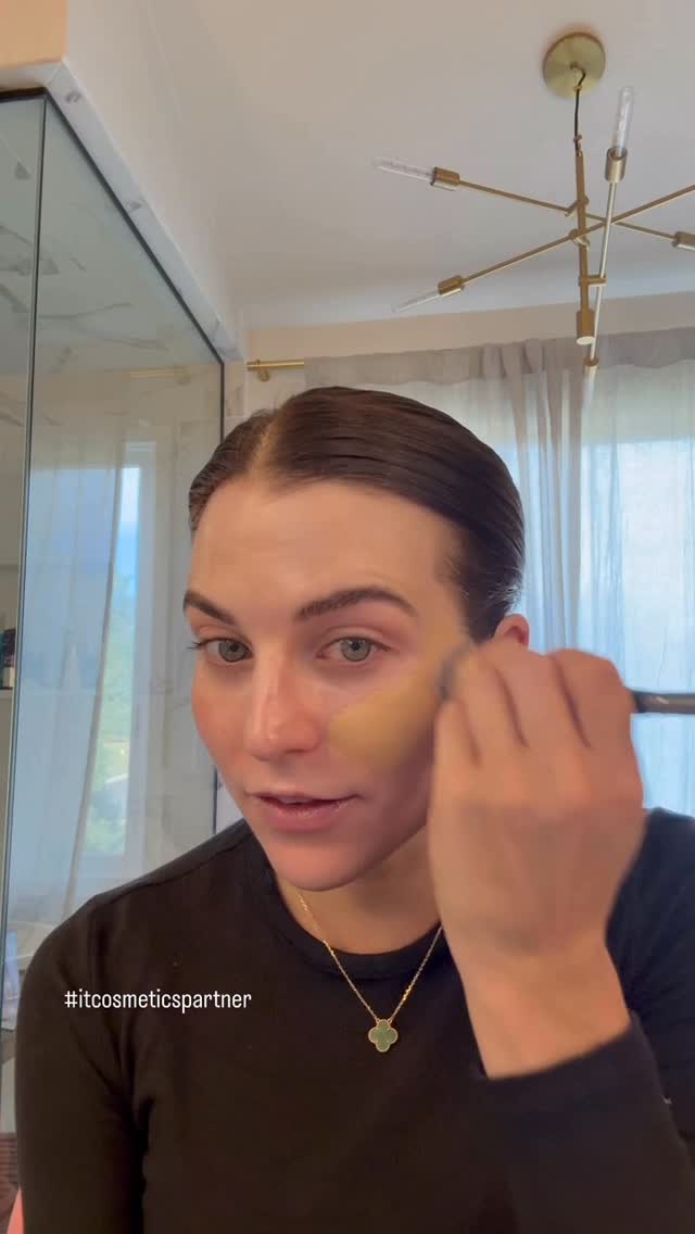 Instagram post by @jessclarke_ for IT Cosmetics. Caption reads: How can makeup help and cover melasma?....