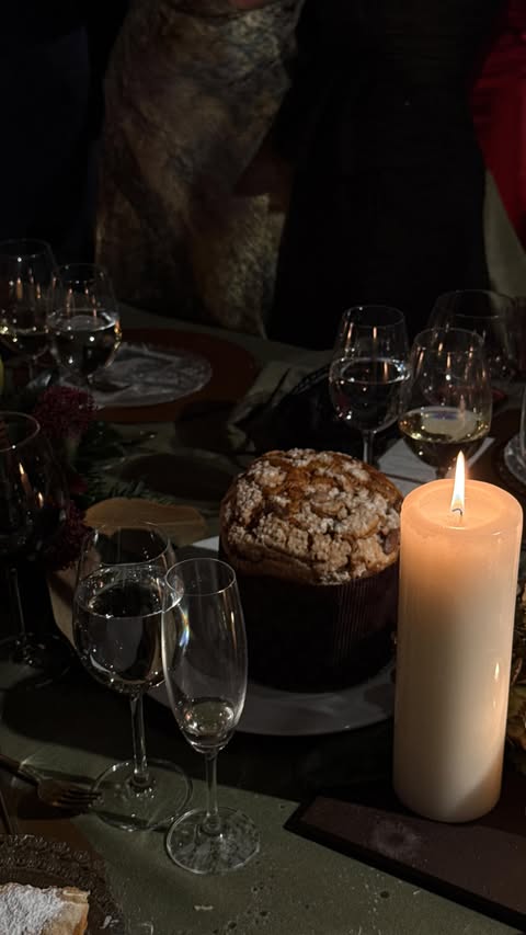 Instagram post by @sofia_marques_cruz for SAMSONITE. Caption reads: [...] to go HOME for Christmas ✨🎄 
ft.....