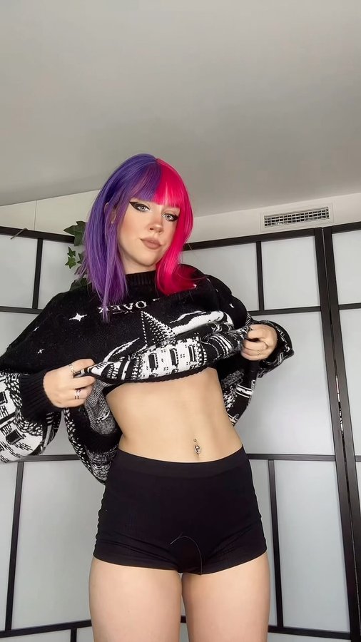 Instagram post by @resauvi for Cool Shirtz. Caption reads: Any rabbit lover?🐰🏰
Clothes from @coolshirtz....