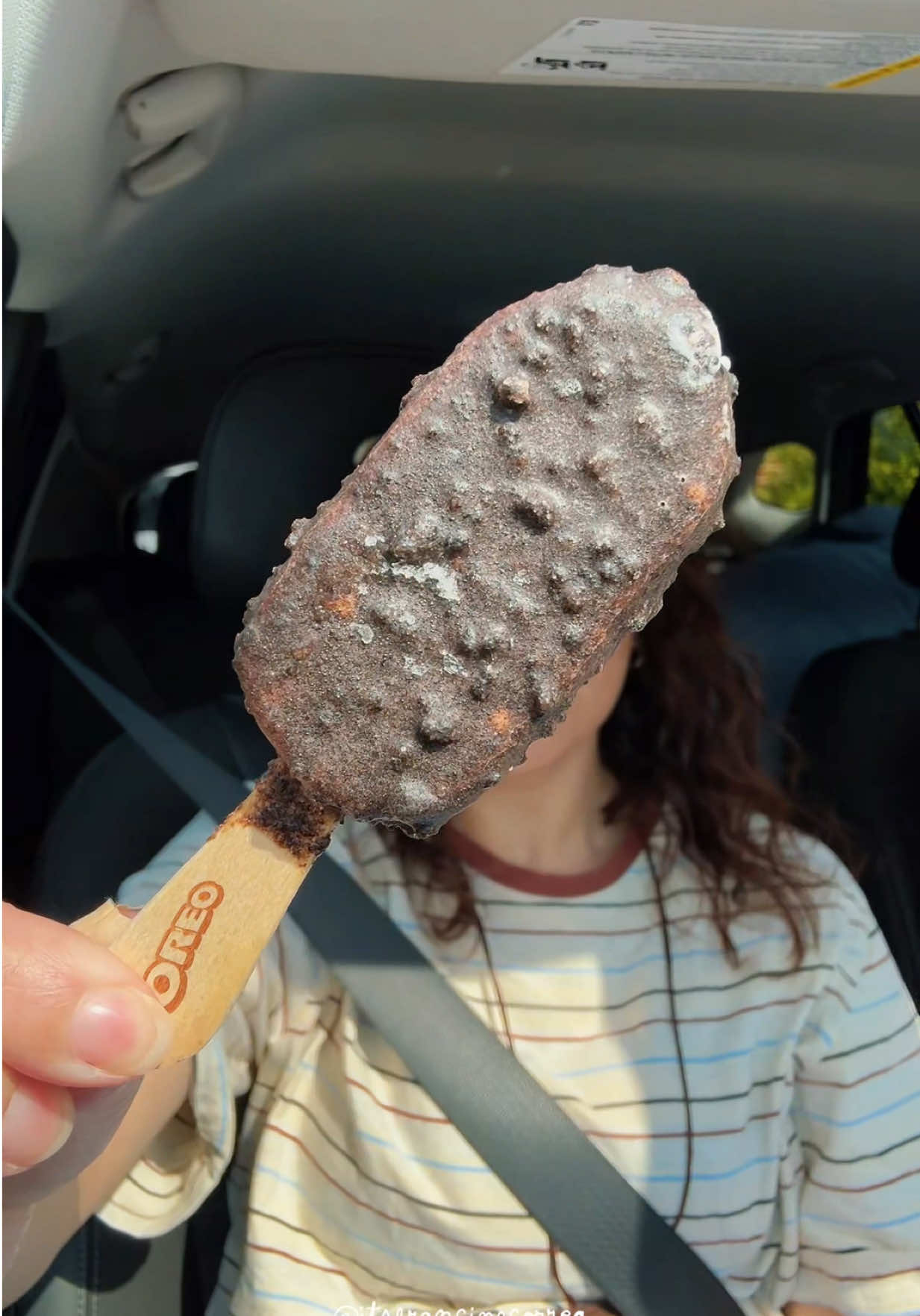 TikTok post by @itsfrancinecorrea for Kale. Caption reads: [...] #SnackReview #TasteTest @OREO @Kale.