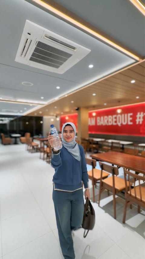 Instagram post by @thikapau for Sehat AQUA. Caption reads: [...] lupa berbuka minumnya dengan AQUA @sehataqua....