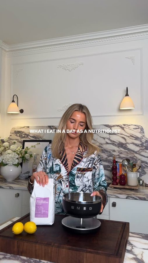 Instagram post by @emthenutritionist for Smeg Italia. Caption reads: WHAT I EAT IN A DAY AS A NUTRITIONIST AD For....