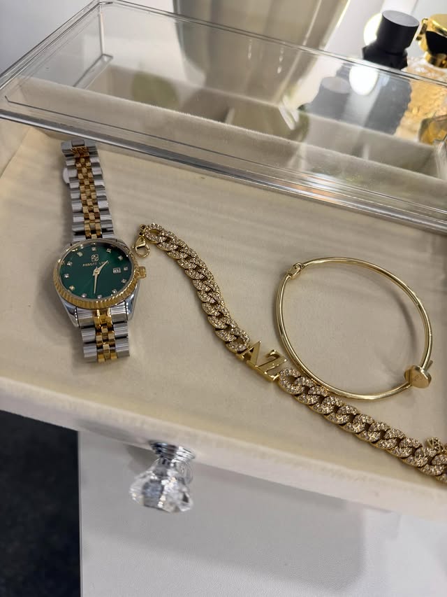 Instagram post by @thisis.andreea_ for Abbott Lyon. Caption reads: [...] with this emerald green beauty from....