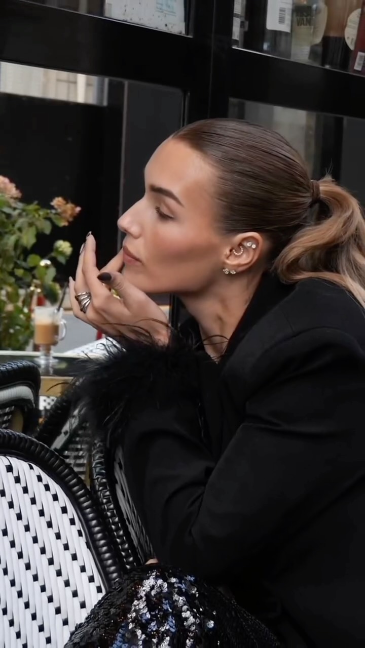 Instagram post by @lunanieuwboer for LOAVIES. Caption reads: Behind the scenes 💋.