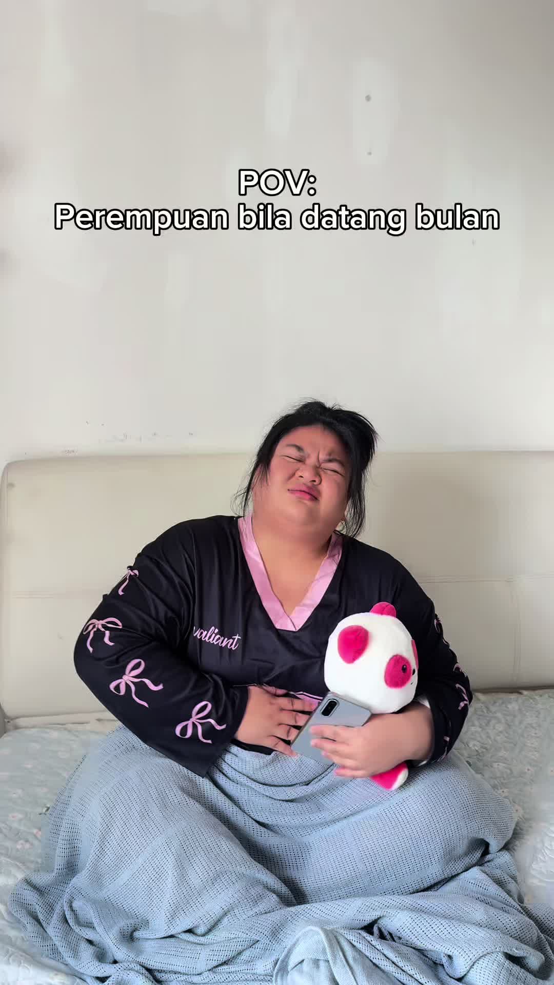 TikTok post by @elyshiaabegail for Foodpanda. Caption reads: [...] and craving tapi poket tengah kering?....