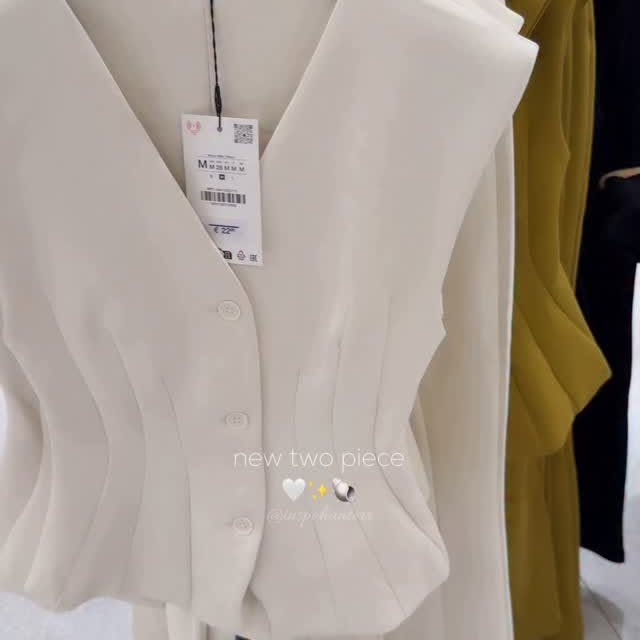 Instagram post by @inspohunterr for ZARA. Caption reads: found this new set from @zara 🤍 available in....