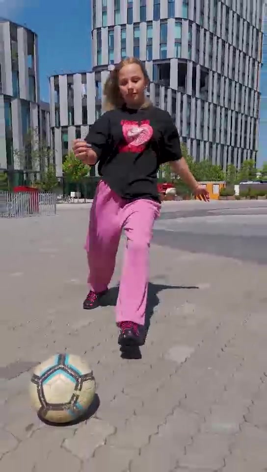 TikTok post by @heyy.isii for Nike. Caption reads: All eyes on the fit. Details, die nicht nur....