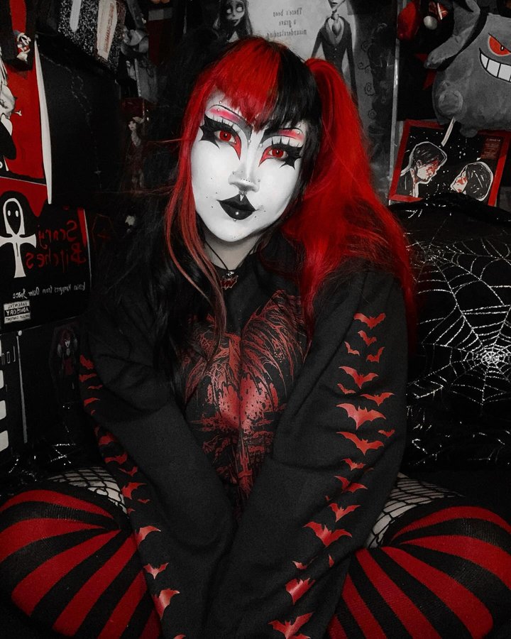 Instagram post by @il0vemcr for VampireFreaks. Caption reads: [...] /|\ ⋆ ⋆ top + socks gifted from....