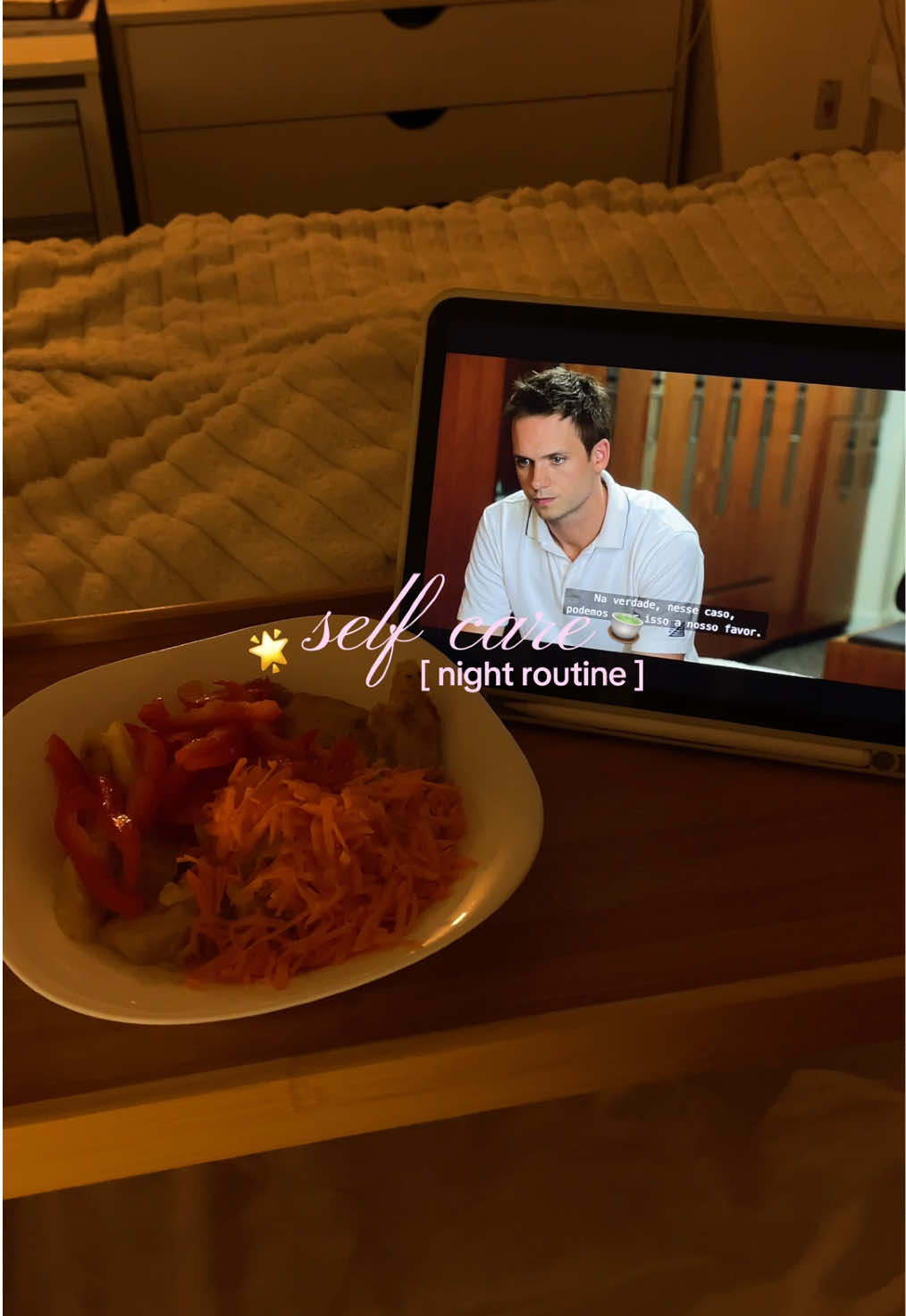 TikTok post by @amanda_cosenza for Beleza Brasileira. Caption reads: romantizando minhas noites pós trabalho 🍵🌟....