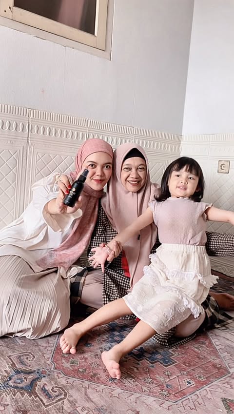 Instagram post by @dewianditaper for Ayriz Oil Indonesia. Caption reads: Bye bye kaku dan kesemutan berkat @ayrizoil.id....