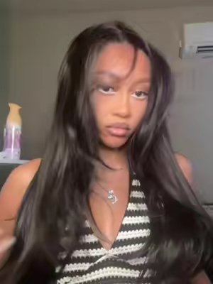 TikTok post by @itschantelbabe for UA Hair. Caption reads: It’s sooo pretty I love a glueless wigg @UA HAIR....