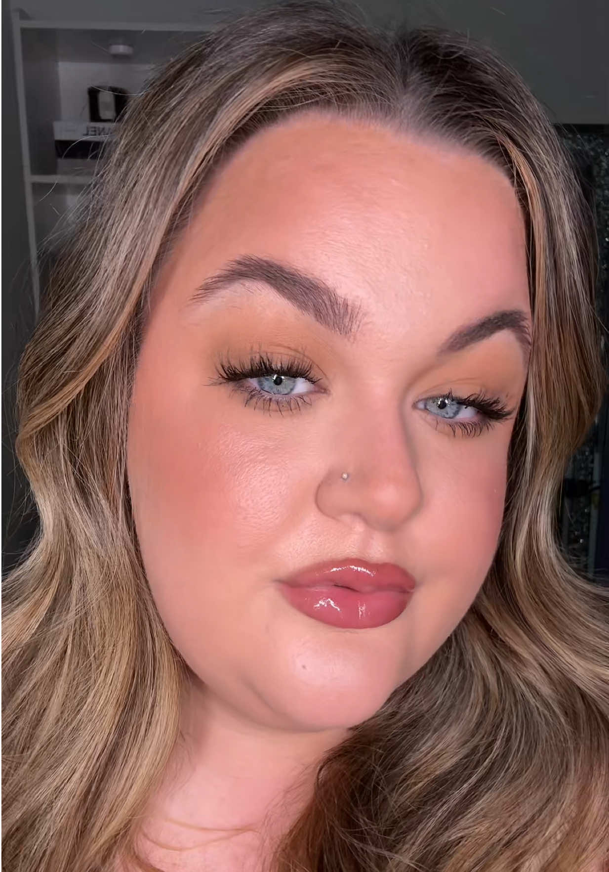 TikTok post by @sydneyslayyyz for JOAH Beauty. Caption reads: I use the style Wispy by @KISS Lashes @imPRESS....