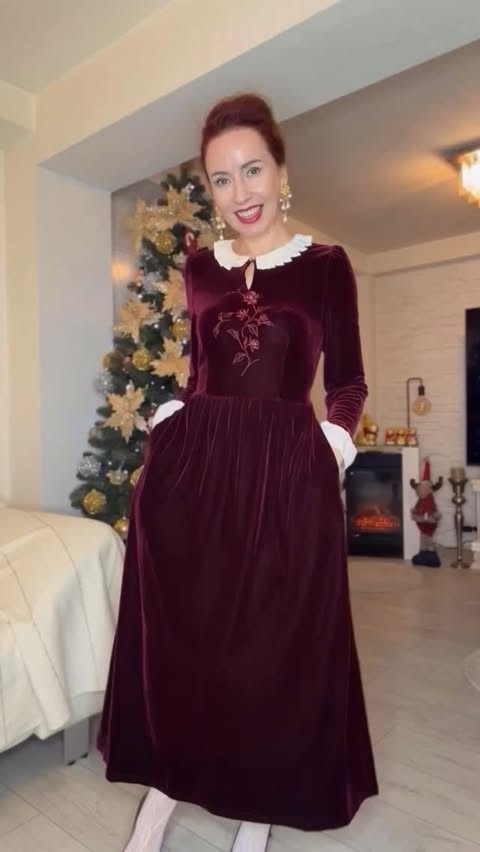 Instagram post by @mireladumitrescu1 for Simple Retro. Caption reads: [...] magic of Christmas🎄🎉✨dresses from....