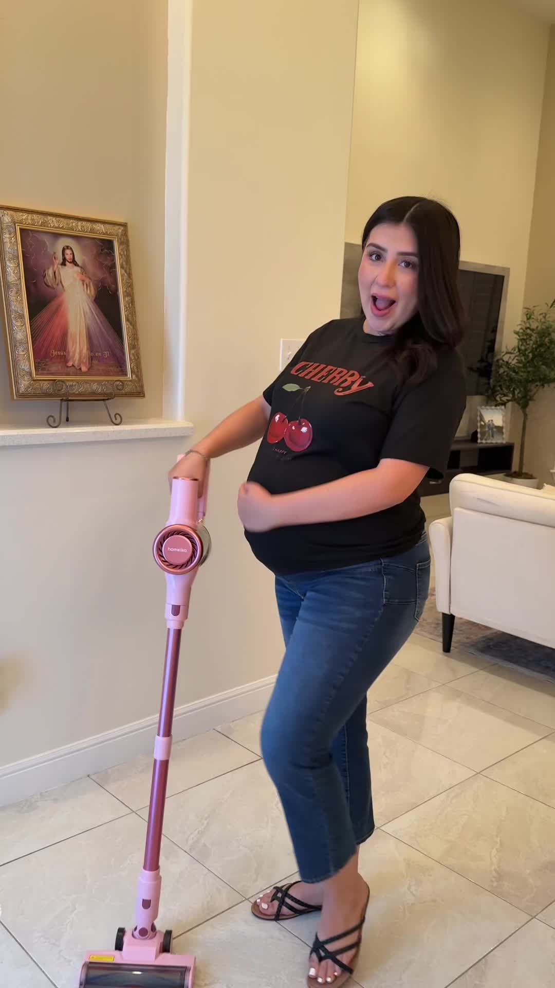 TikTok post by @.darig for Homeika. Caption reads: I finally got a new vacuum 😍 #Homeikasummersale,....