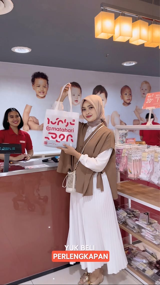Instagram post by @oktaviayur for Matahari. Caption reads: Saatnya belanja Lebaran di Matahari ✨ Kali ini,....
