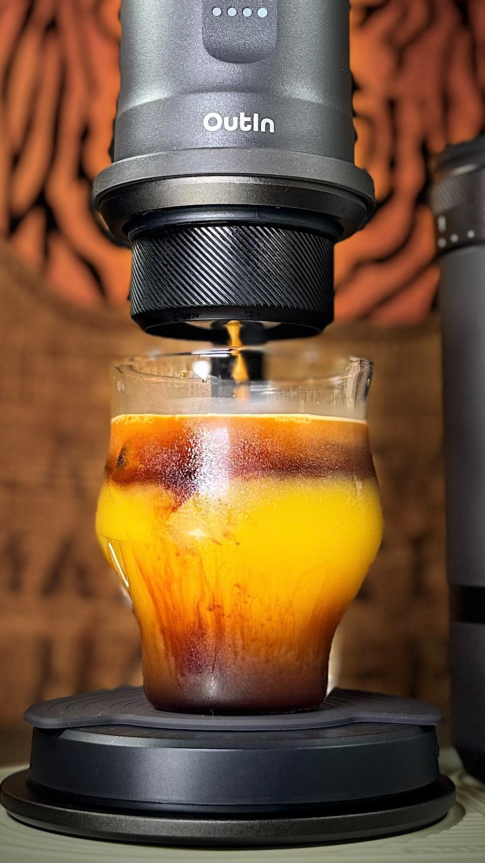 Instagram post by @ishimax_coffee_japan for Outin. Caption reads: オレンジジュースの爽やかな酸味と甘味が、濃厚なエスプレッソと合わさって、口の中で絶妙に広がります。一....