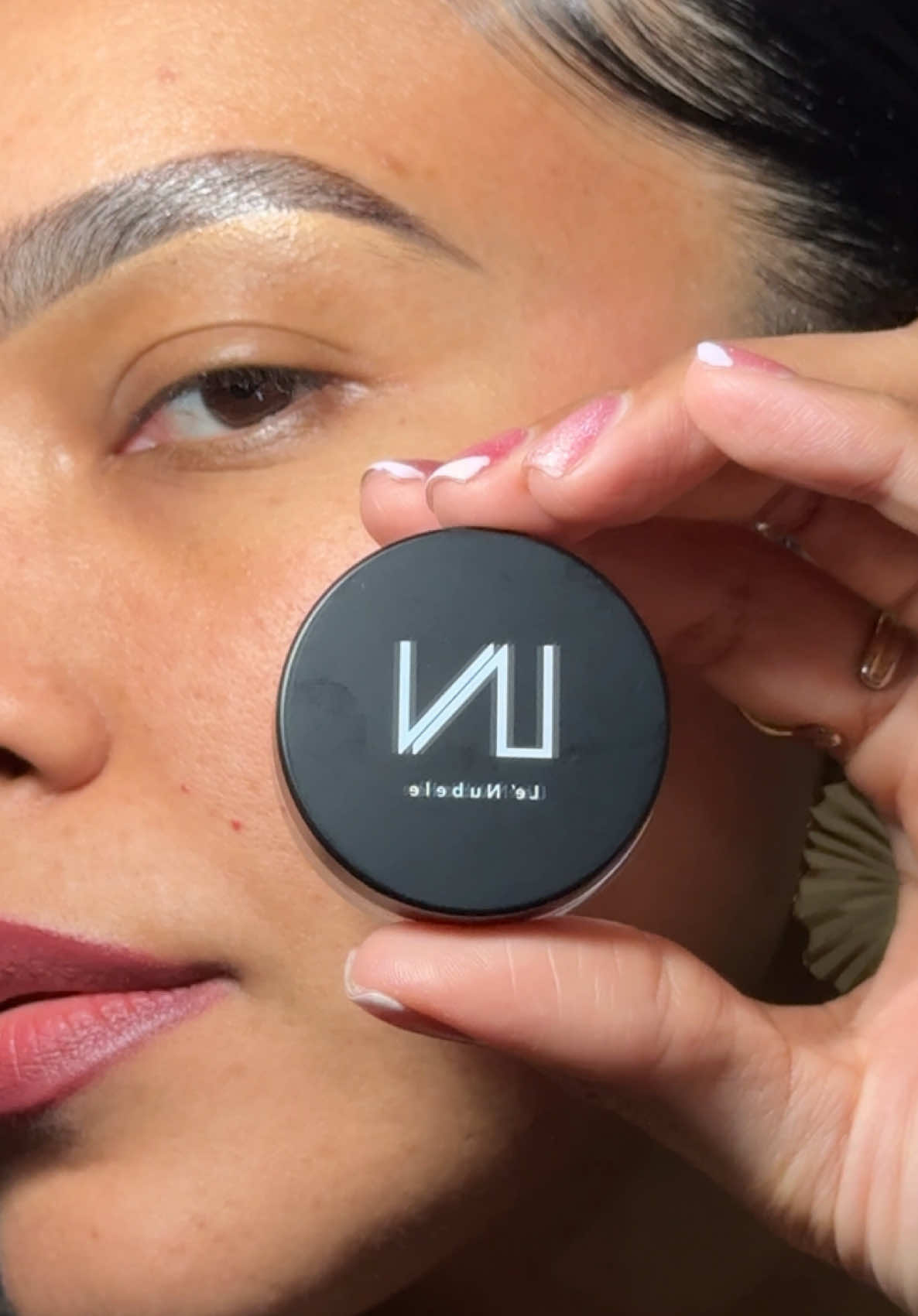 TikTok post by @luzlipaolaamarougc for Lenubele. Caption reads: [...] keeps makeup flawless the whole day!....