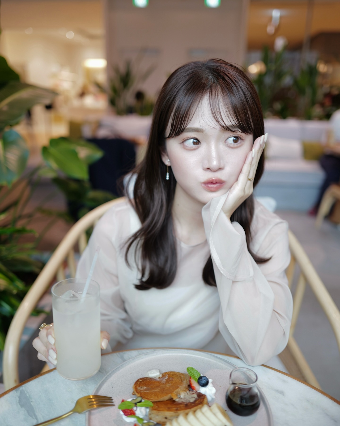 Instagram post by @kar_insta_gram for shu uemura. Caption reads: マネージャーさんとカフェ🥞
この日はアウターいらないんじゃないかってくらい暑かったし、汗かいた🥵....