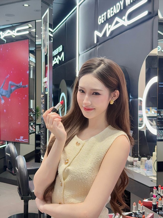 Instagram post by @kpncy_ for M·A·C Cosmetics Thailand Market. Caption reads: New shop MAC Cosmetics at One Bangkok เปิดแล้วนะ!....