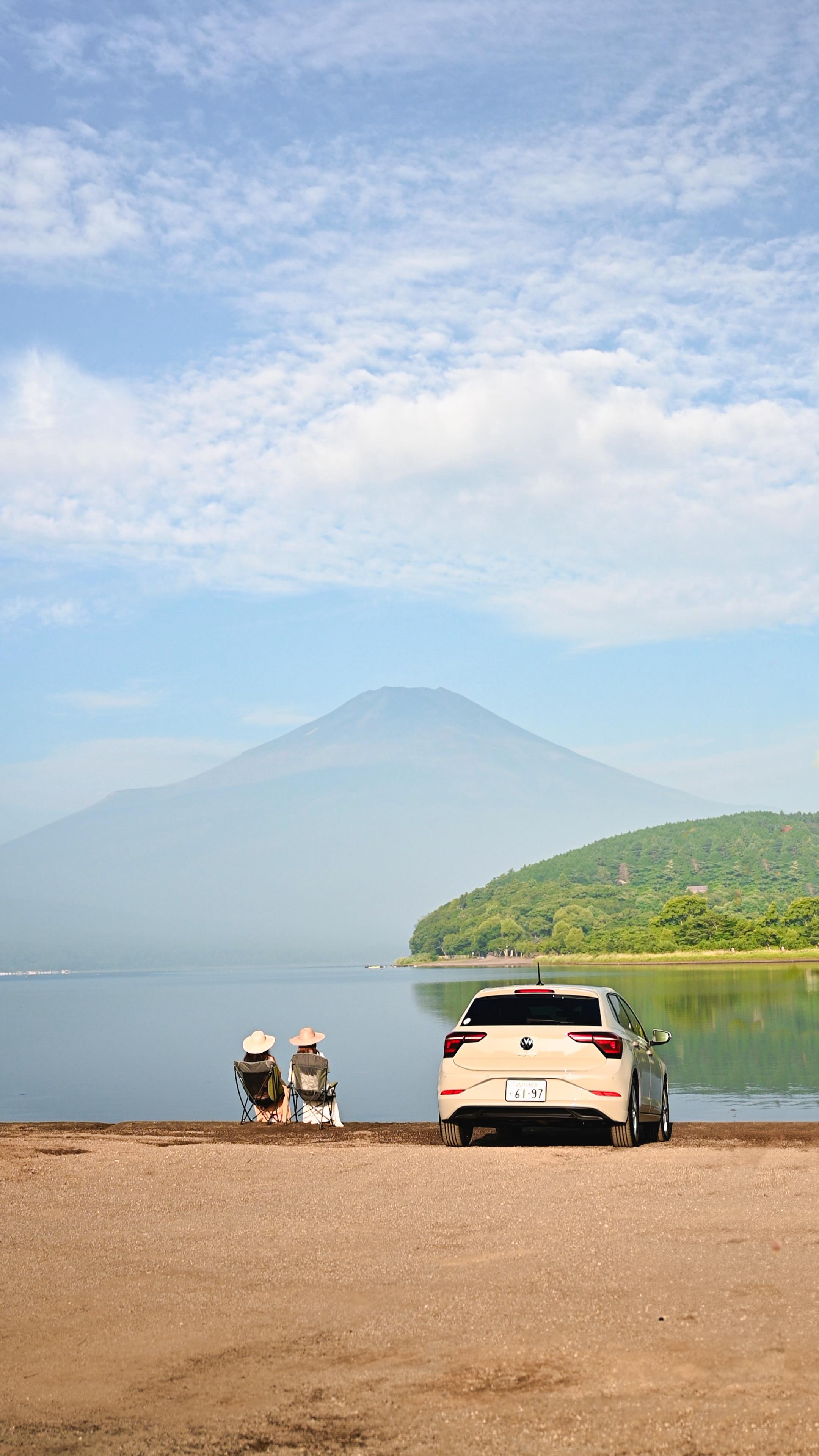 Instagram post by @ooooooayumioooooo for Volkswagen. Caption reads: 夏の富士山🗻🍃✨
⁡
フォルクスワーゲンに乗って、山梨県へ🚌💭
山中湖ではリフレクションする....