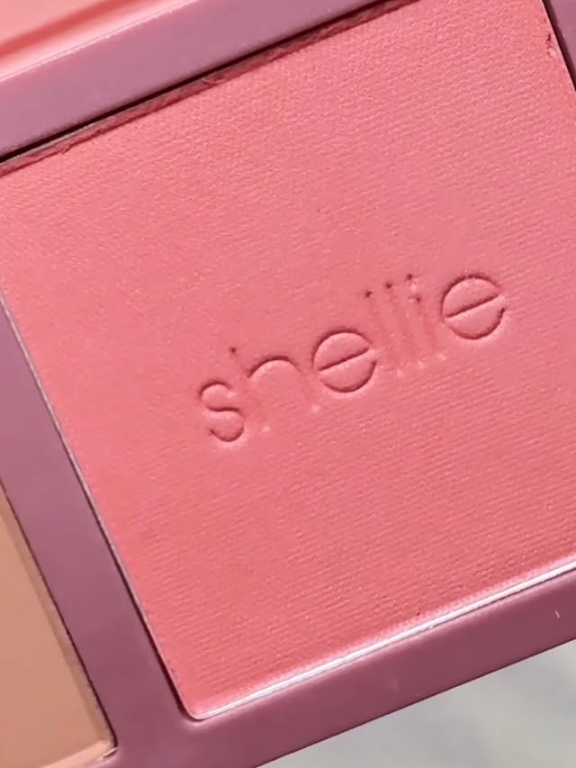 Instagram post by @makeupkpoper for Benefit Club Pink US. Caption reads: 🎀 𝑻𝒉𝒆 𝒔𝒖𝒎𝒎𝒆𝒓 𝒅𝒖𝒐 𝒆𝒗𝒆𝒓𝒚 𝒈𝒊𝒓𝒍....
