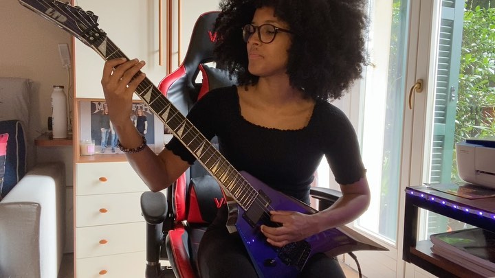 Instagram post by @thaliabellazecca for Thomann. Caption reads: [...] I’m always happy to help you out! 🎸🔥....