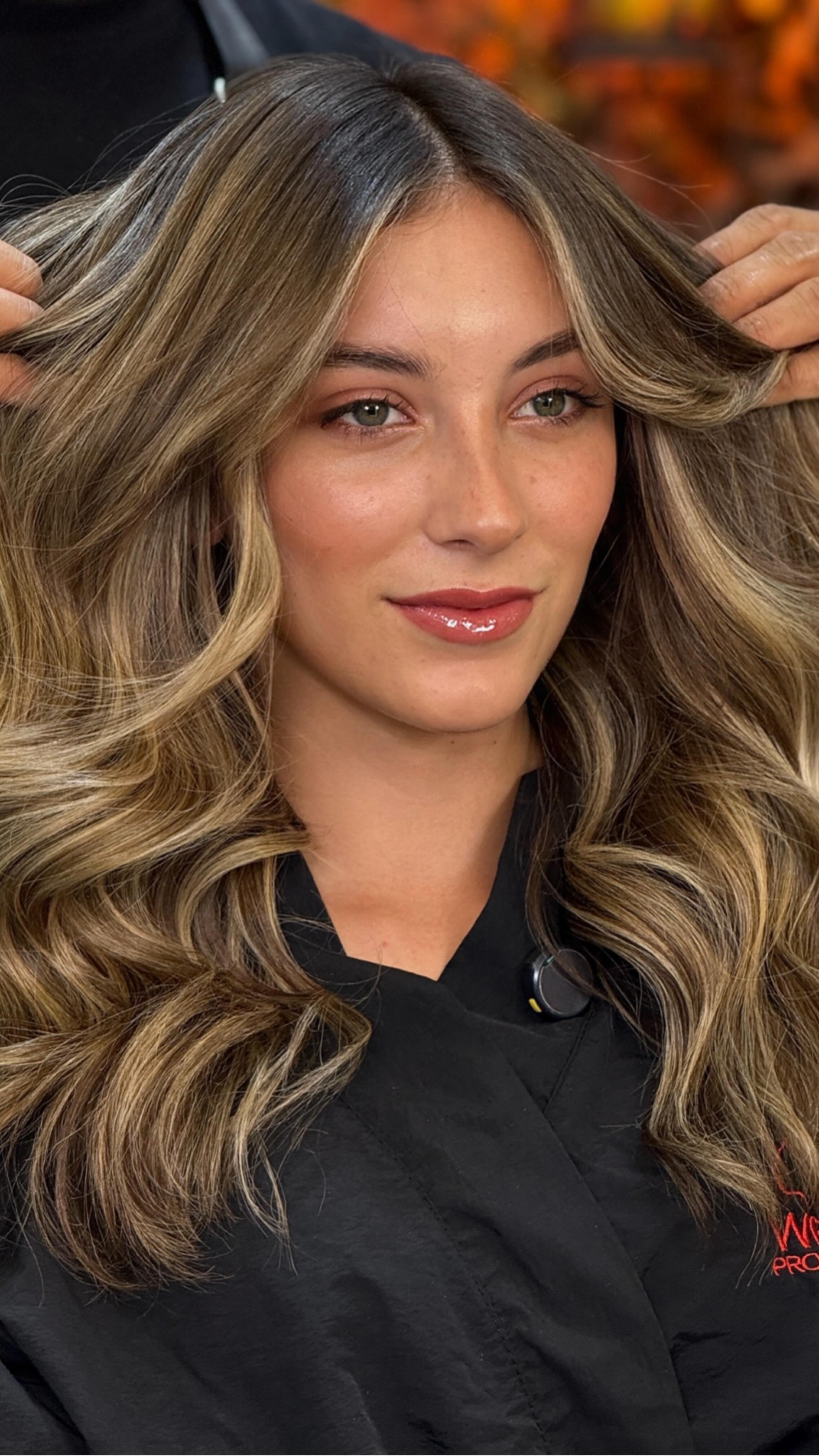 Instagram post by @_haarkonzept for Wella Professionals Chile. Caption reads: Velos de luz delicados para este hermoso rostro🌸....