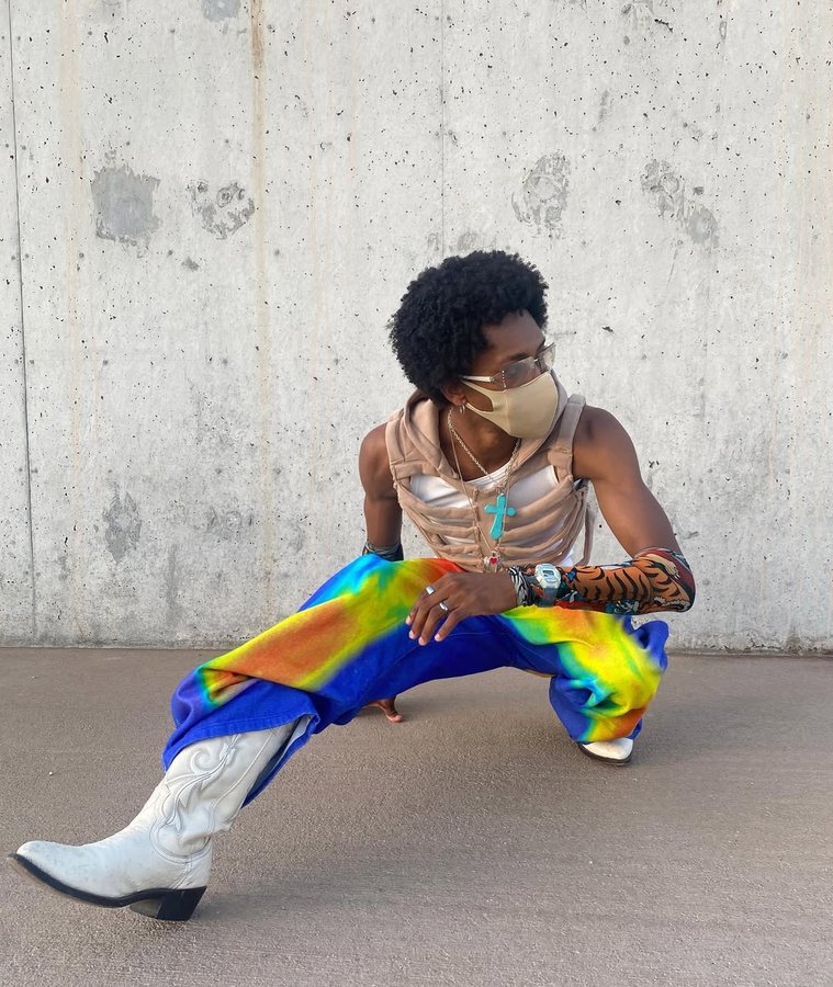 Instagram post by @triel_b for AIRINUM. Caption reads: [...] why not make it part of your outfit w/....