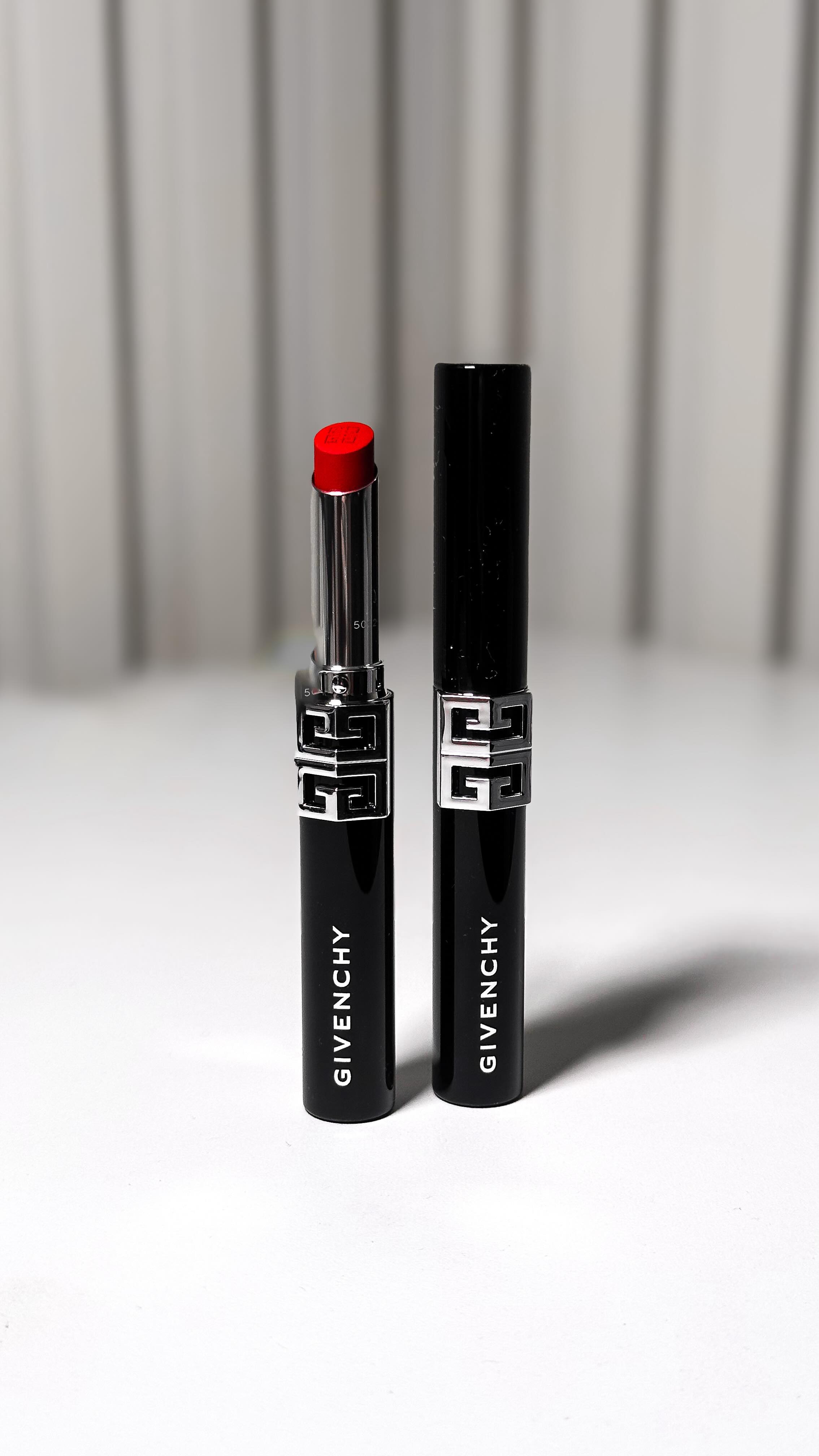 Instagram post by @bysamaraduarte for Givenchy Beauty. Caption reads: Testando os batons Le Rouge Velvet Matte de....