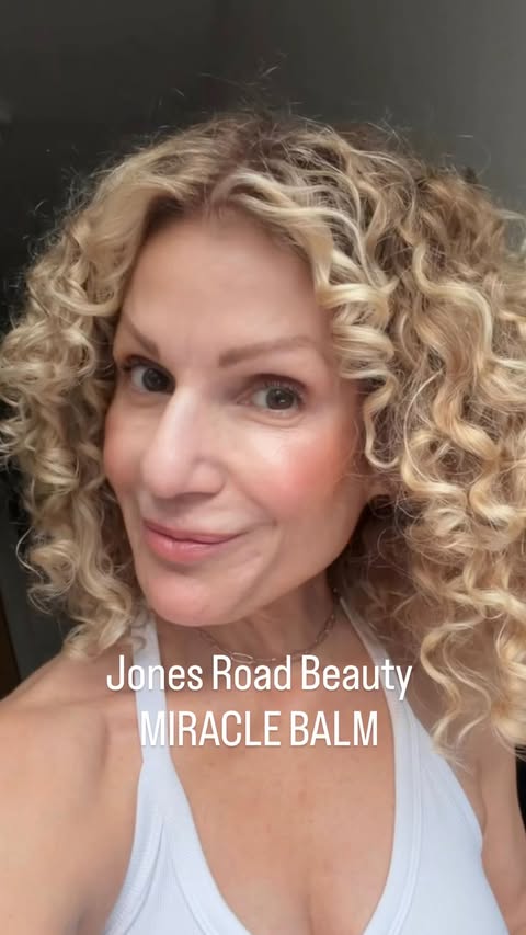 Instagram post by @lisatandthecity for Jones Road Beauty. Caption reads: What’s in your bag? My @jonesroadbeauty Miracle....