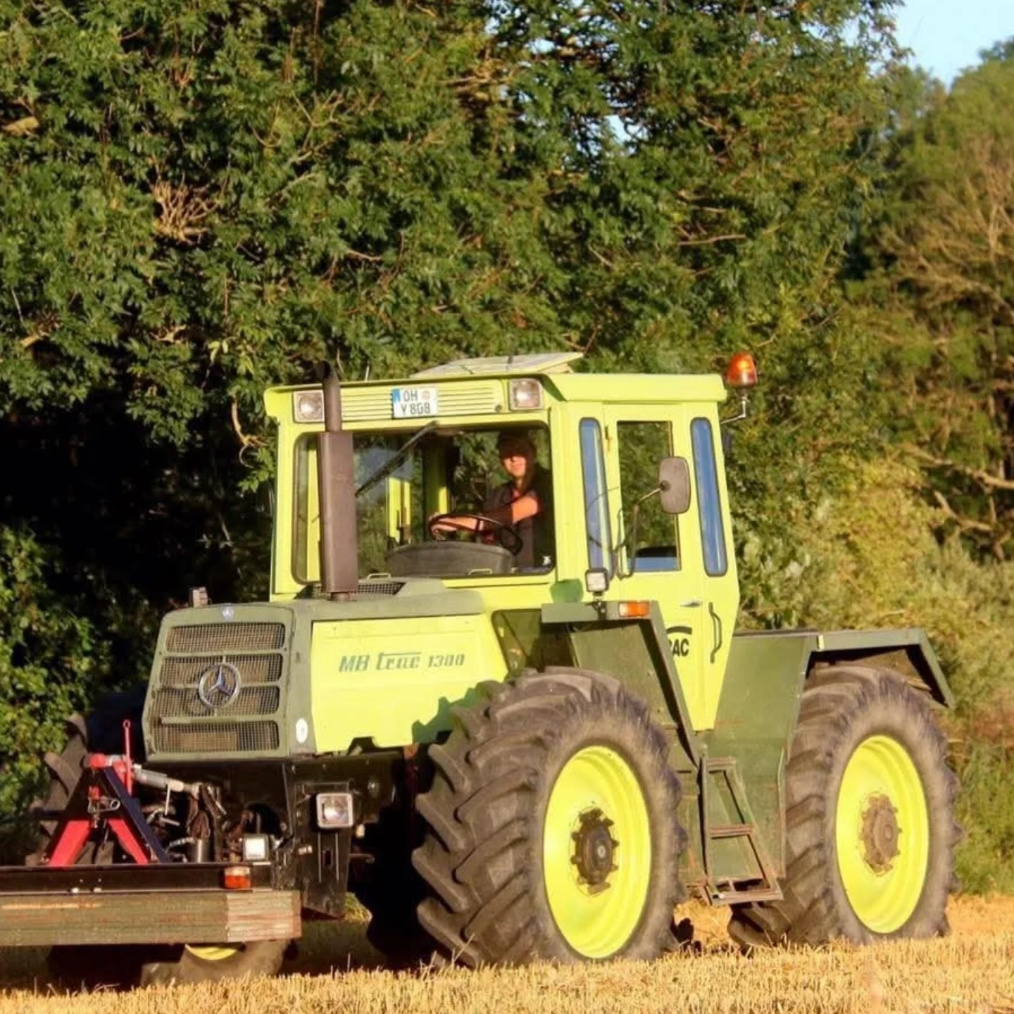 Instagram post by @_tilli_1990 for John Deere. Caption reads: 2016 📸🤩🔥 #2016 #goodvibes #mbtrac1300 #farming....