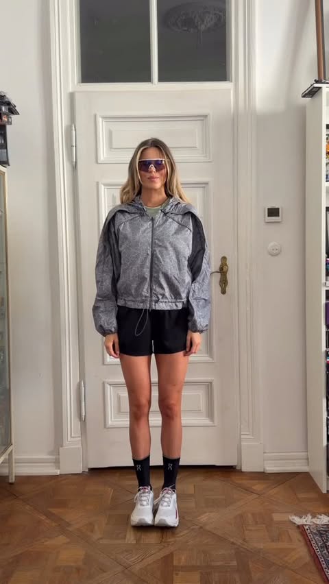 Instagram post by @hey_beti for S'portofino. Caption reads: [...] Full look available at @sportofino #reklama....