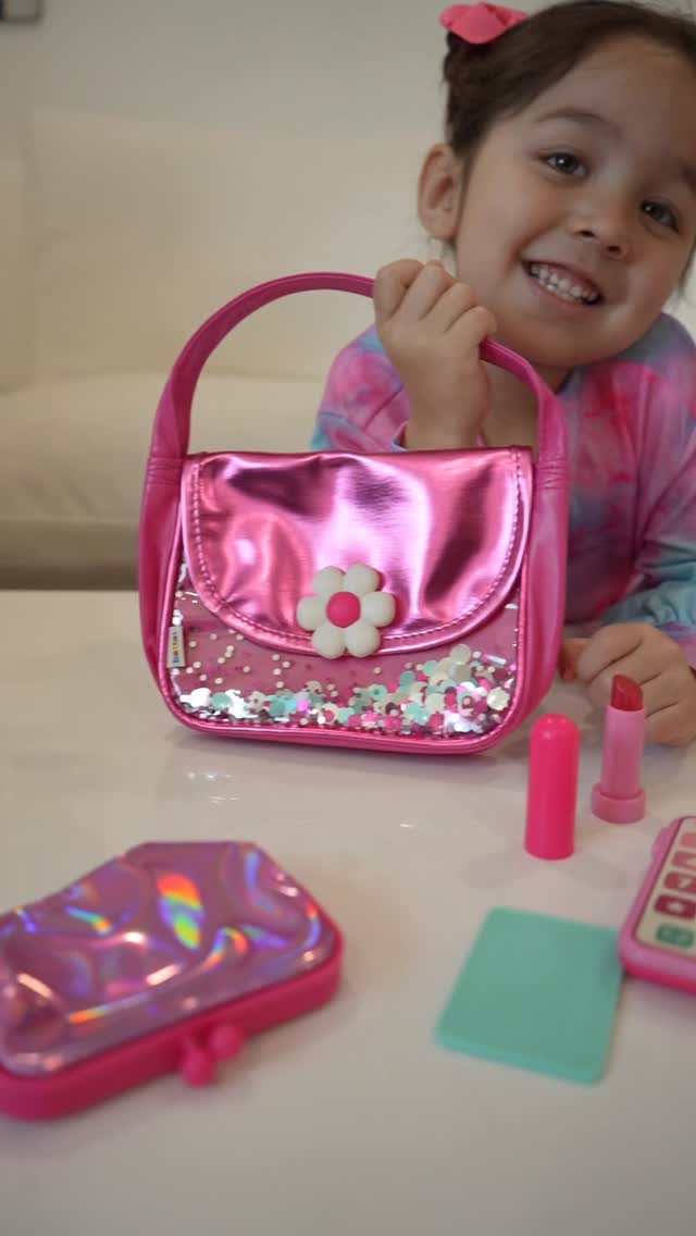 Instagram post by @bsofia_21 for Battat Toys. Caption reads: Sparkle time purse set from @battattoys 👛❤️

#ad....