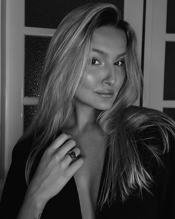 Instagram post by @carlotta.xx for PAUL HEWITT. Caption reads: [...] a smile on your loved ones faces ❤️....