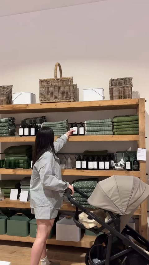 Instagram post by @chelseawilliamson_ for Nimble Activewear. Caption reads: [...] no creasing, and sweat-wicking........