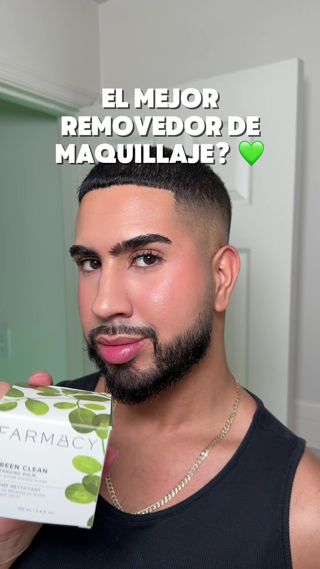 TikTok post by @anthonyplasencia for FarmacyBeauty. Caption reads: [...] y hidratada 10/10 lo recomiendo 🗣️....