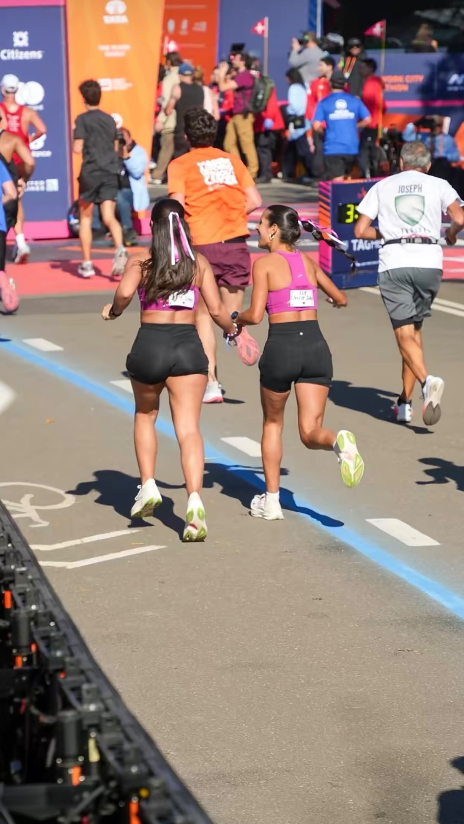 Instagram post by @samanthamacintyrexo for Brooks Running. Caption reads: marathon day in the @brooksrunning Hyperion Max....