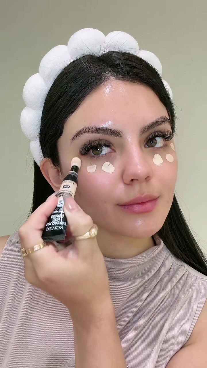 TikTok post by @soymelissanavarro for Revlon. Caption reads: Look completamente REVLON 😍 del 1 al 10 qué....