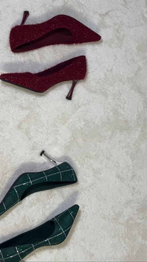 Instagram post by @samantha_chevaliers for Cosyisland. Caption reads: 🎄 Christmas outfit inspo ✨
👠 CosyIsland edition....