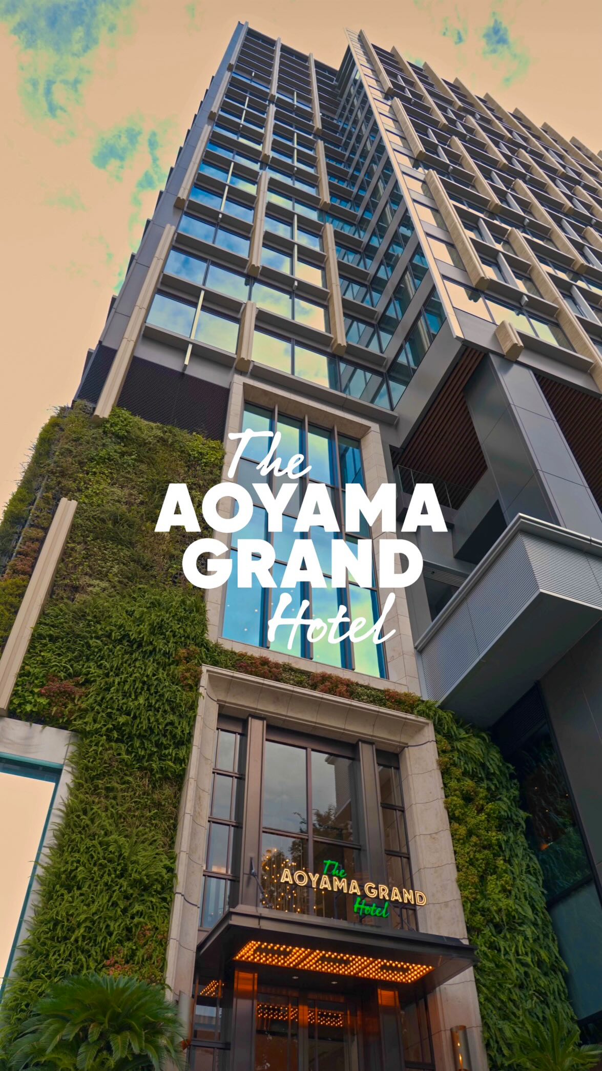 Instagram post by @cafellage for THE AOYAMA GRAND HOTEL. Caption reads: 東京・青山に佇む贅沢なホテル✨

店名：THE AOYAMA GRAND....