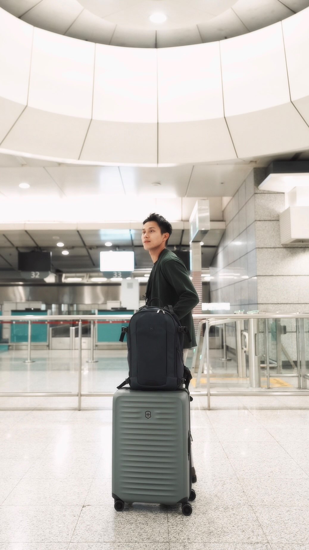 Instagram post by @yikhanglam for Victorinox. Caption reads: 對我而言，旅行與咖啡，都是讓心靈沉澱的方式。

身為一位旅人，我習慣用鏡頭捕捉每個地方的獨特光影，將....