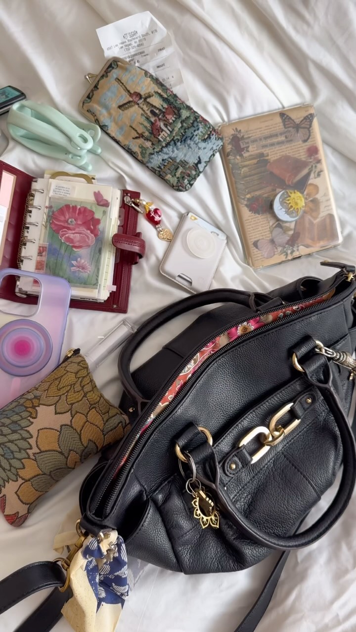 Instagram post by @lifewith.hopee for PopSockets. Caption reads: an updated what’s in my bag! #popsocketspartner I....