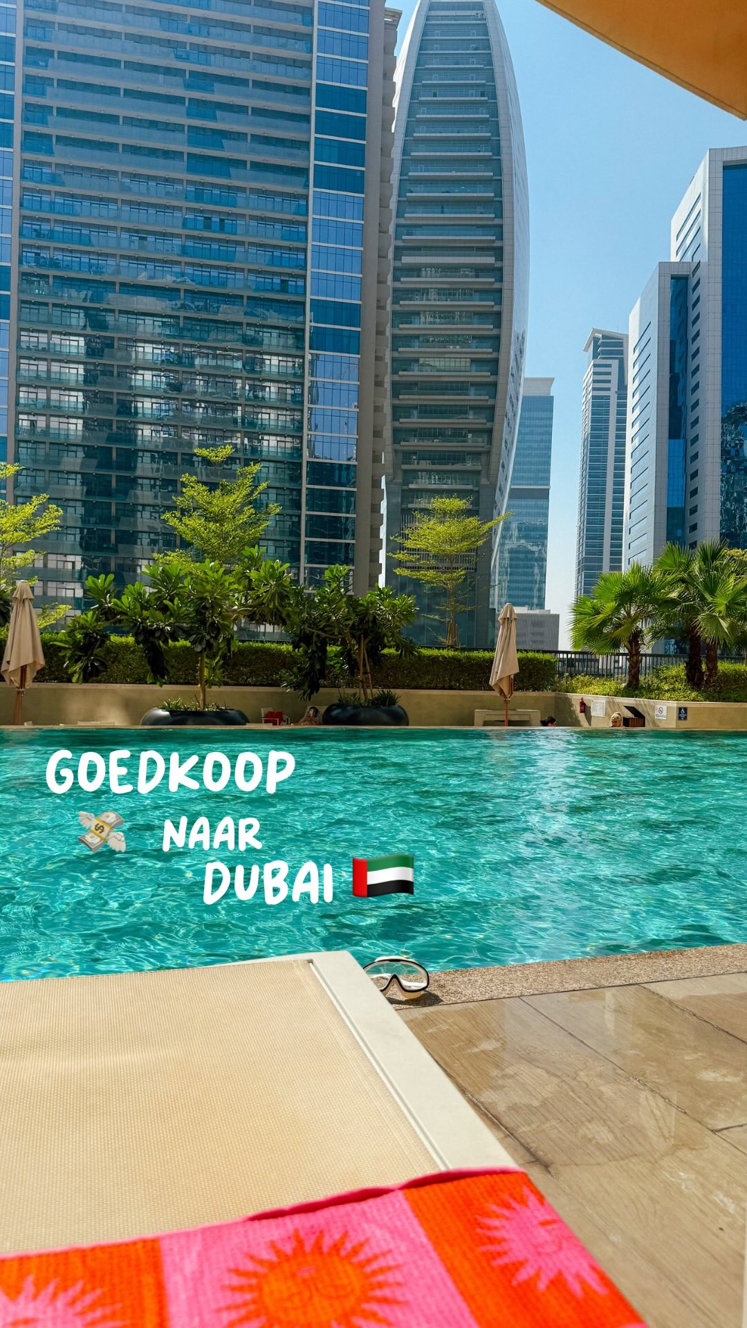Instagram post by @danila.reizen for Skyscanner. Caption reads: Wist jij dat een reis naar Dubai helemaal niet de....